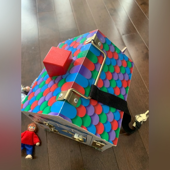 Melissa & Doug Wooden Doorbell House with characters - Picture 8 of 10